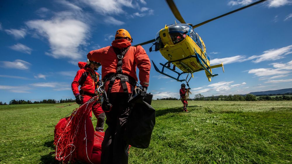 Dva pády z výšky na severu Moravy, oba muže odvezly vrtulníky